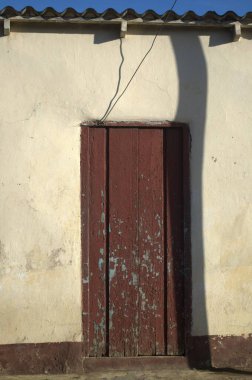 Tahta kapının dikey görüntüsü.