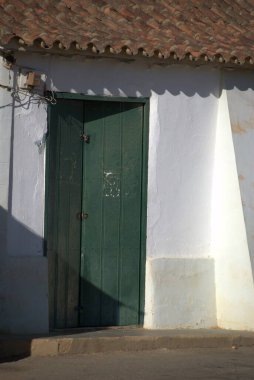 Eski şehrin beyaz kapısı.