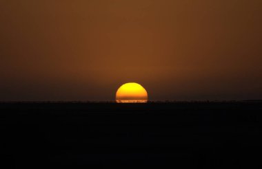 Afrika 'da Namibya çölünde gün batımı