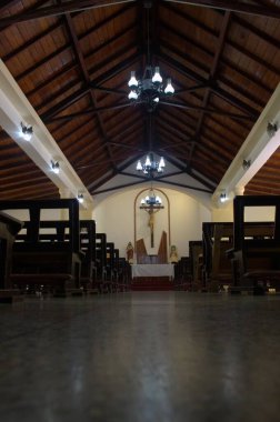 Kilisedeki bir kilisenin yakın plan fotoğrafı.