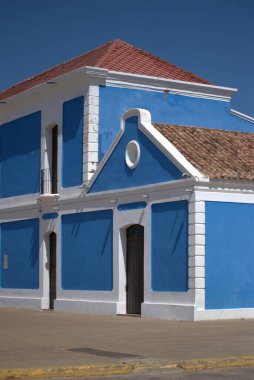 Başkentin başkentinde mavi bir bina.