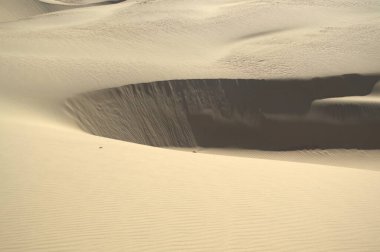 Kum tepeleri, çöl manzarası, doğa arka planı.