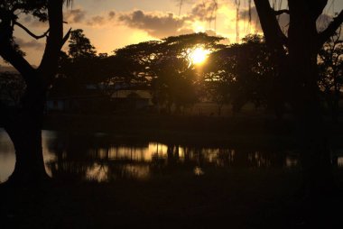 Gölün üzerinde güzel bir gün batımı