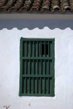 Beyaz bir ev duvarı