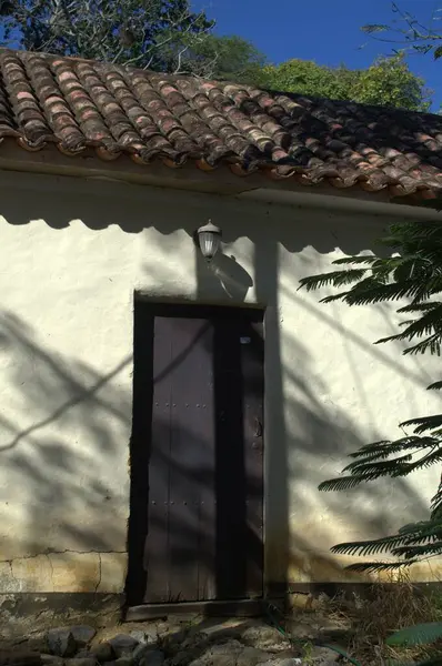 Penceresi olan eski güzel bir ev.