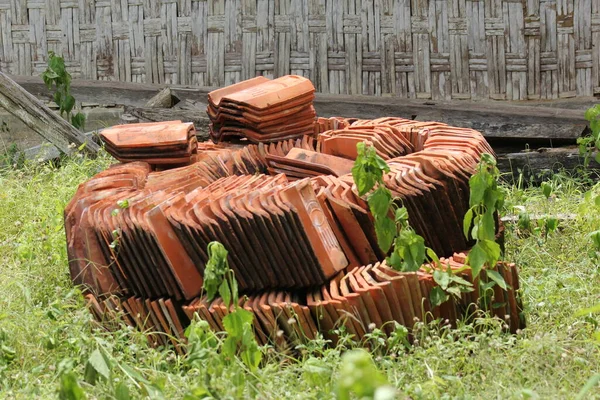 Çember şeklinde dizilmiş kullanılmış kiremit yığını