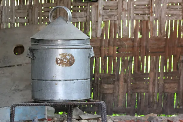 Madurese halkı tarafından geleneksel pirinç (soblok) pişirmek için bir araçtır