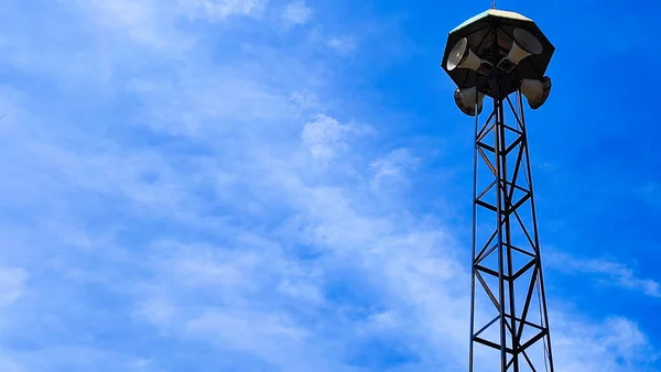 Cami kulesi demirden yapılmış ve dört hoparlör dört yöne bakıyor..