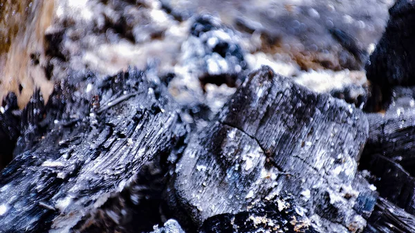 Yangından kalan kömür yığını.