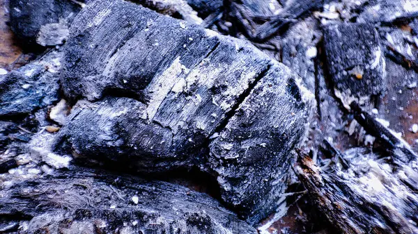 Yangından kalan kömür yığını.