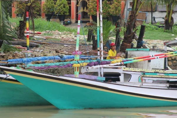 Hasarlı bir balıkçı teknesi nehir kenarında terk edilmiş.