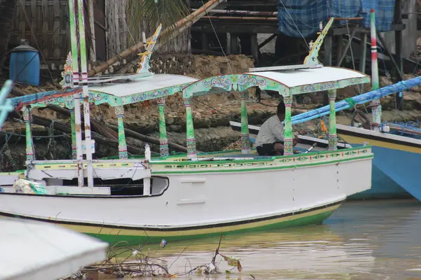 Hasarlı bir balıkçı teknesi nehir kenarında terk edilmiş.