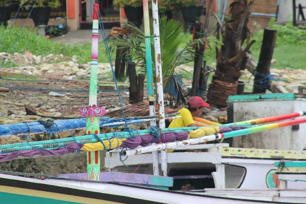 Hasarlı bir balıkçı teknesi nehir kenarında terk edilmiş.