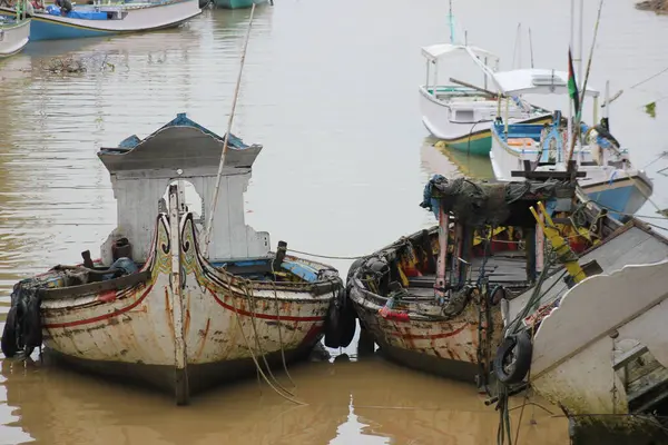 Hasarlı bir balıkçı teknesi nehir kenarında terk edilmiş.