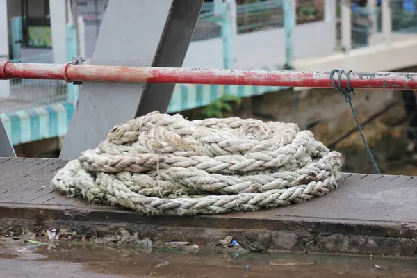 Balıkçı teknesi halatı köprüde kaldı.