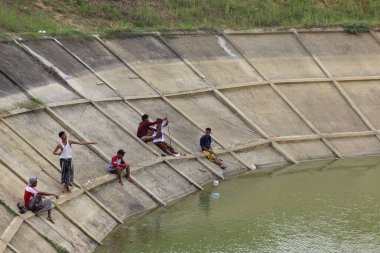 Öğleden sonra Samiran rezervuarındaki atmosferde birçok insan balık tutuyor.