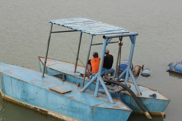 Öğleden sonra Samiran rezervuarındaki atmosferde birçok insan balık tutuyor.