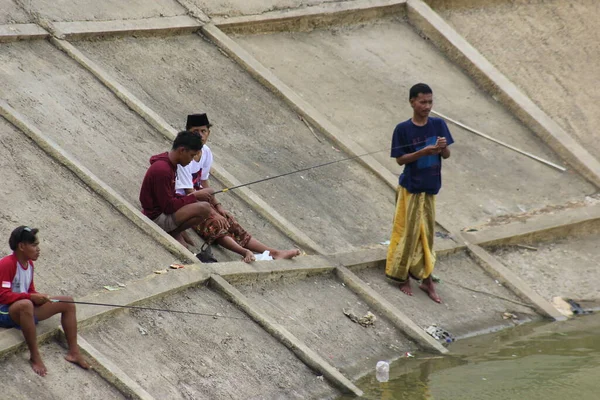 Öğleden sonra Samiran rezervuarındaki atmosferde birçok insan balık tutuyor.