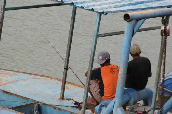 Öğleden sonra Samiran rezervuarındaki atmosferde birçok insan balık tutuyor.