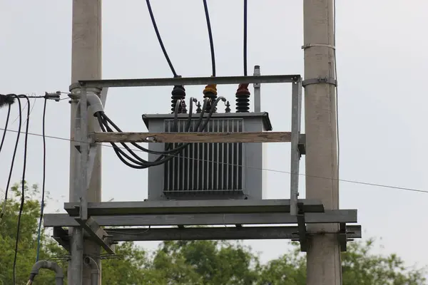 Elektrik direğine yerleştirilmiş yüksek voltajlı bir elektrik santrali.