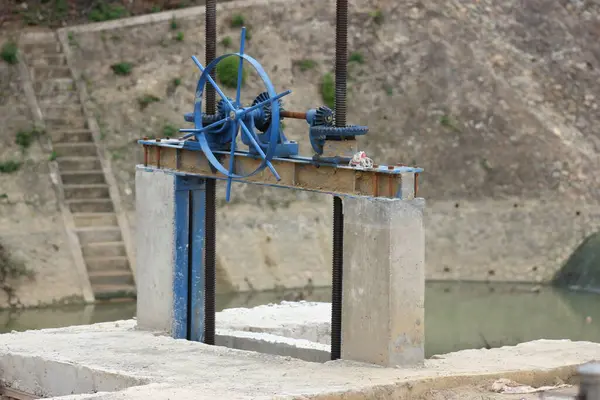 Gölün su seviyesini kontrol etmek için kapılar