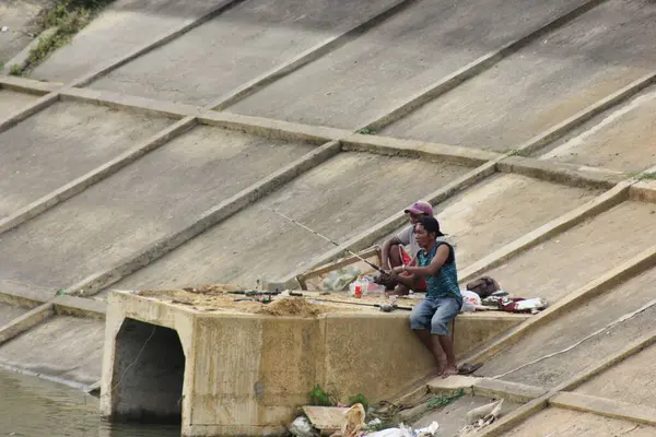 Öğleden sonra Samiran rezervuarındaki atmosferde birçok insan balık tutuyor.