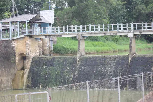 Rezervuar ve Samiran Baraj Köprüsü 'nün etrafını görüntüler
