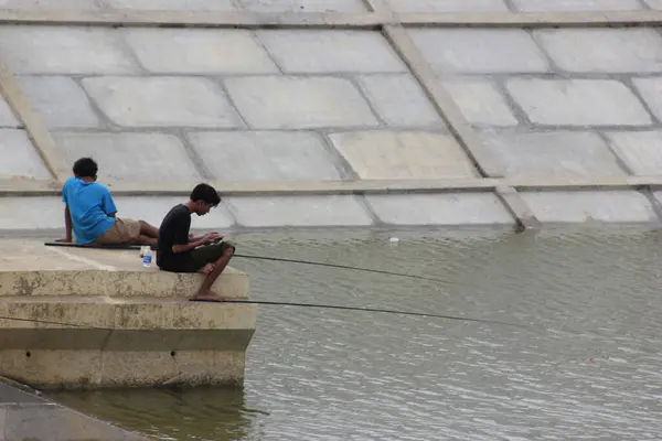 Öğleden sonra Samiran rezervuarındaki atmosferde birçok insan balık tutuyor.