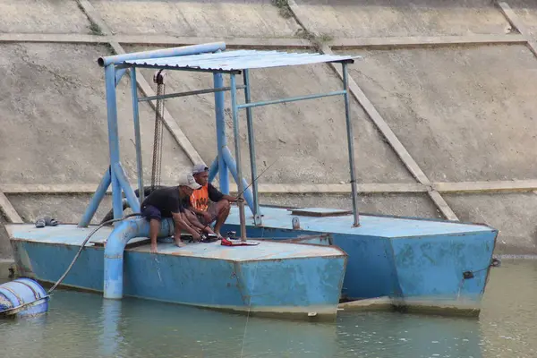 Öğleden sonra Samiran rezervuarındaki atmosferde birçok insan balık tutuyor.