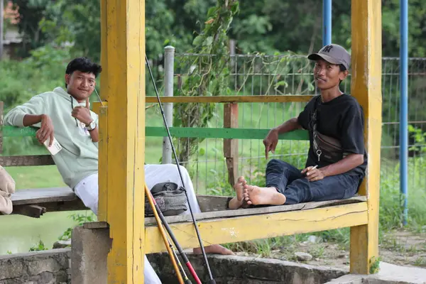 Balıkçılar su deposundaki şubede dinleniyorlar.