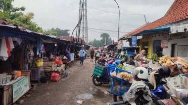 Geleneksel bir pazarda yoğun bir atmosfer
