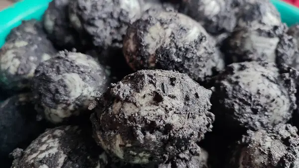 Ördek yumurtaları tuzlanmış yumurtalara dönüşür.