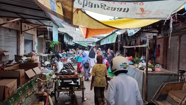 Geleneksel bir pazarda yoğun bir atmosfer