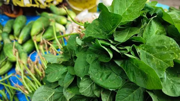 Endonezya geleneksel pazarında günlük taze meyve ve sebze satılıyor.