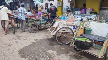 Geleneksel bir pazarda yoğun bir atmosfer