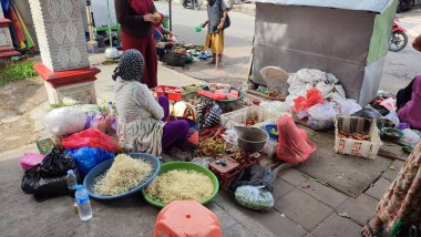 Geleneksel bir pazarda yoğun bir atmosfer