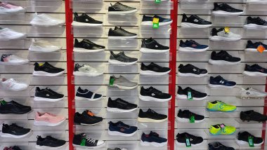 Süpermarkette içinde alışveriş malzemeleri olan raflar.