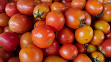 Endonezya geleneksel pazarında günlük taze meyve ve sebze satılıyor.