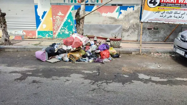 Geleneksel bir pazara giden yolda çöpler birikti.