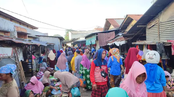 Geleneksel bir pazarda yoğun bir atmosfer