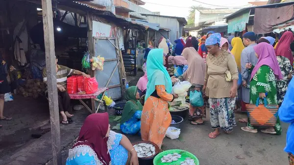 Geleneksel bir pazarda yoğun bir atmosfer