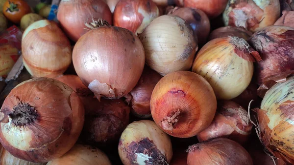 Endonezya geleneksel pazarında günlük taze meyve ve sebze satılıyor.