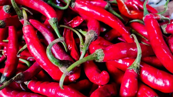 Endonezya geleneksel pazarında günlük taze meyve ve sebze satılıyor.