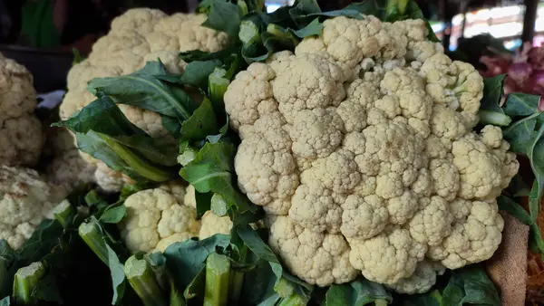 Endonezya geleneksel pazarında günlük taze meyve ve sebze satılıyor.