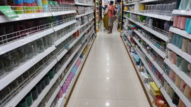 Çeşitli mallarla dolu bir markette koridor.