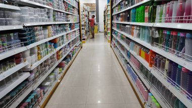 Çeşitli mallarla dolu bir markette koridor.