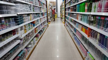 Çeşitli mallarla dolu bir markette koridor.