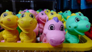 Plastikten yapılmış oyuncaklar raflarda düzgünce düzenlenir.