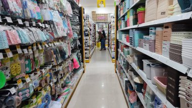 Çeşitli mallarla dolu bir markette koridor.