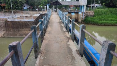 Sömürgecilerin bıraktığı su deposunun üzerinde bir köprü uzanıyor.